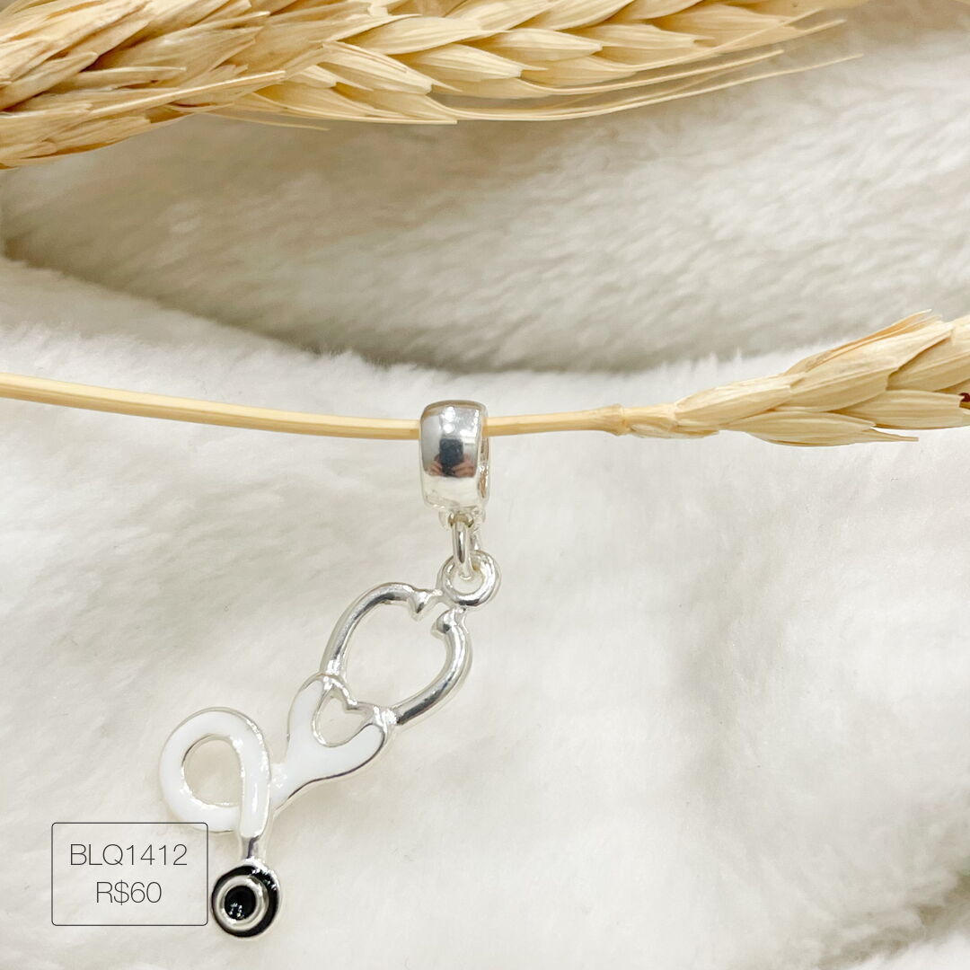 Berloque Estetoscópio Branco Pendurado Esmaltado Prateado